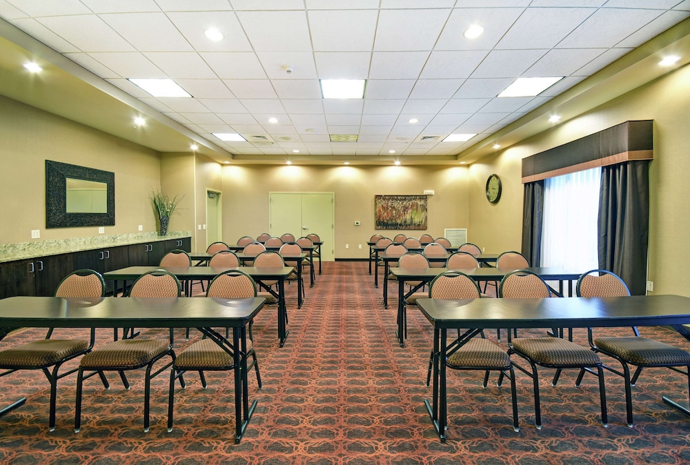 Hampton Inn Beloit - photo 39