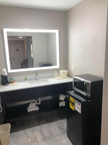 Diboll Inn & Suites - photo 9