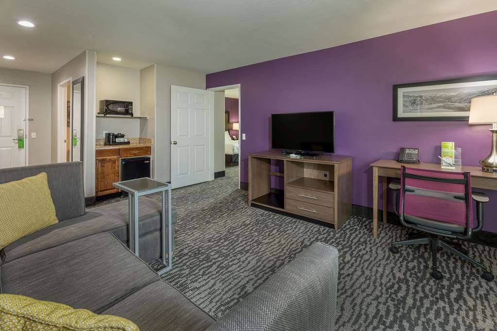 La Quinta Inn & Suites by Wyndham Visalia Sequoia Gateway - photo 18