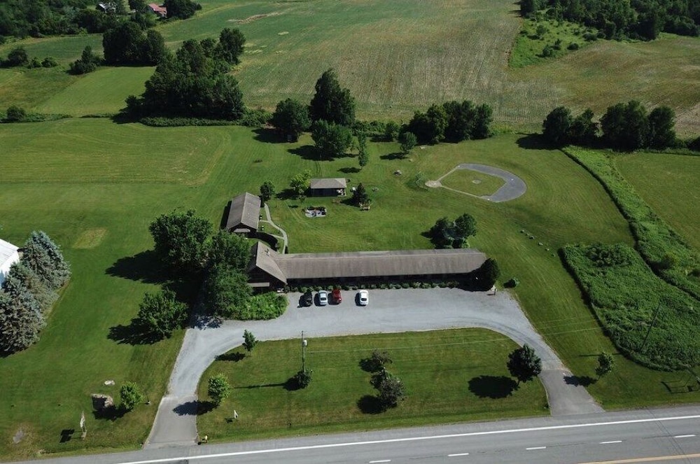 The Meadowlark Inn — hotel in Cherry Valley