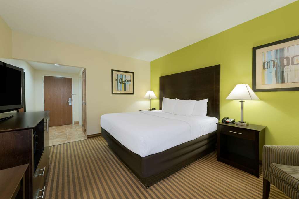 La Quinta Inn & Suites by Wyndham Columbus Grove City - photo 38