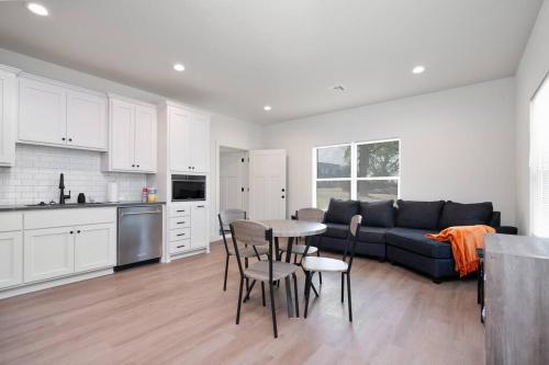 Unique Connected Two Side Home for Groups — 4-Star Luxury Hotel in Tulsa, United States