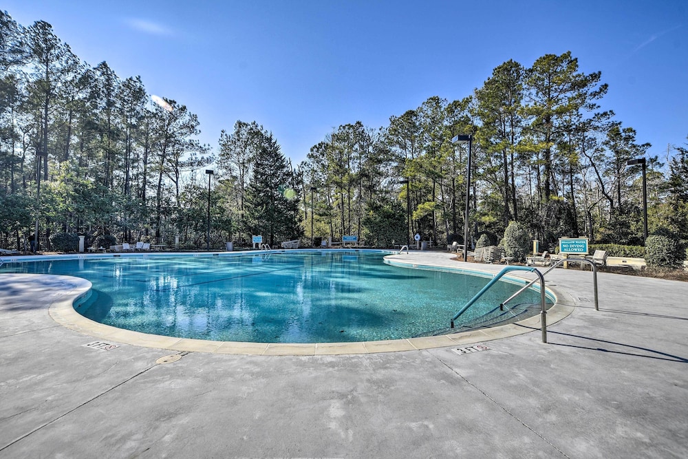 4 Mi to Ocean: Golf Resort Condo in N Myrtle Beach in North Myrtle Beach, United States