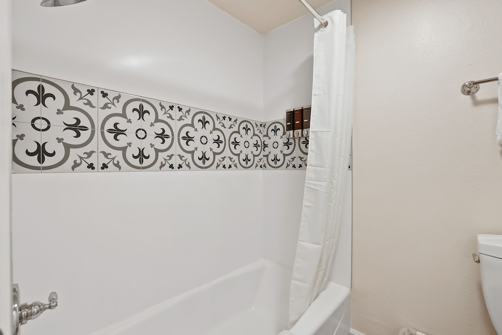 Brookhurst Plaza Inn - photo 23