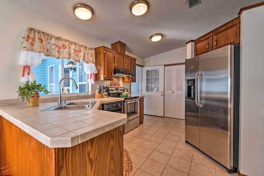 Lovely Lady Lake Home with Resort Amenities and Lanai - photo 10