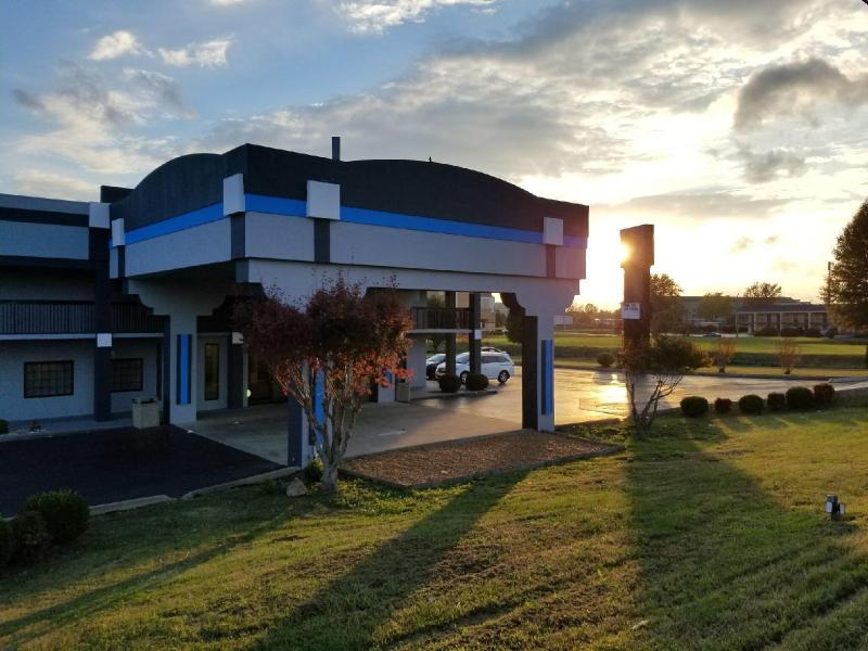 Gateway Inn and Suites - photo 3