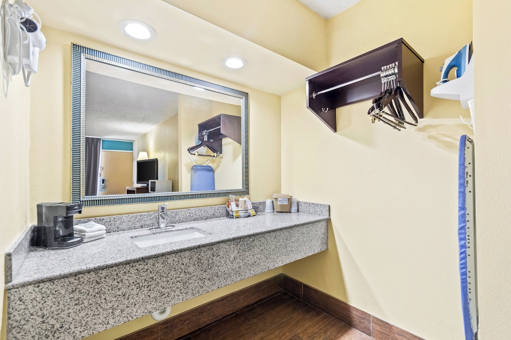Red Roof Inn Berea - photo 12