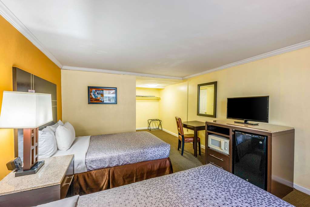 Econo Lodge Beach and Boardwalk - photo 11