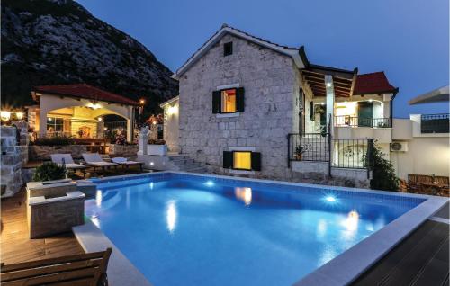 Three Bedroom Holiday Home In Gata — 4-Star Luxury Hotel in Omis, Croatia
