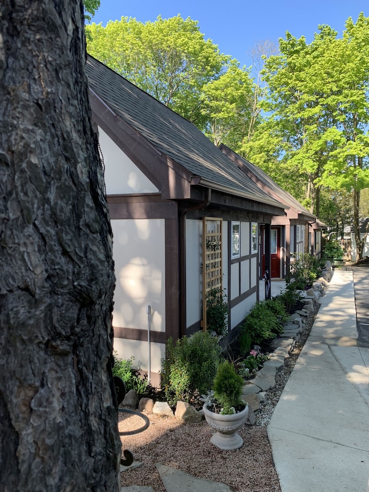 Ivy Manor Inn Village Center - photo 23