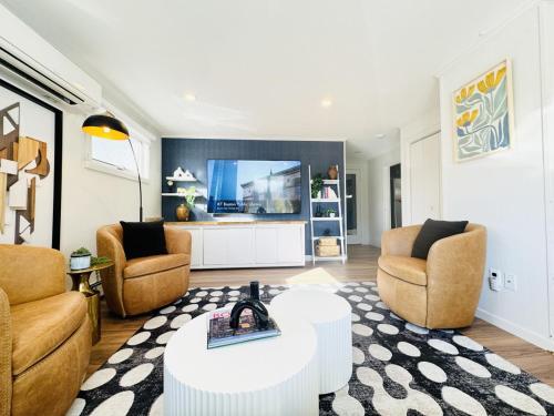 Spacious Poolside Boston Stay Sleeps 8 Pet Friendly — hotel in Framingham