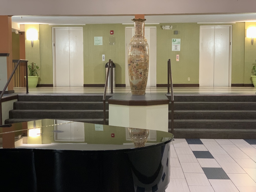 Clarion Hotel & Suites Conference Center Memphis Airport - photo 28