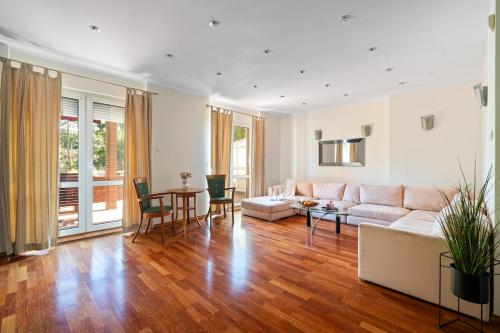 Spa & Grill Family Villa No Parties Allowed — 4-Star Luxury Hotel in Warsaw, Poland