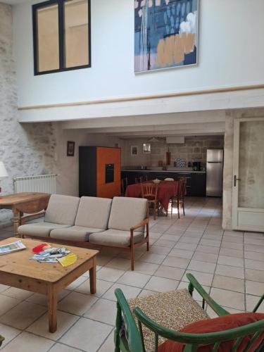 Loft Avec Patio Villeneuve Les Avignon in Villeneuve-Les-Avignon, France