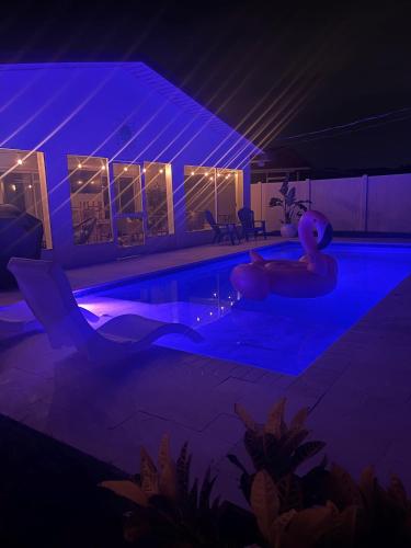 Walk to beach New pool bathrooms with Cabana Oasis — 4-Star Luxury Hotel in Naples, United States