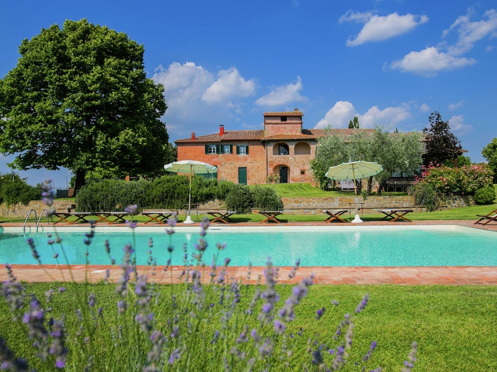 Villa with Private Swimming Pool & Spacious Garden in Valdichiana near Cortona — 4-Star Luxury Hotel in Cortona, Italy
