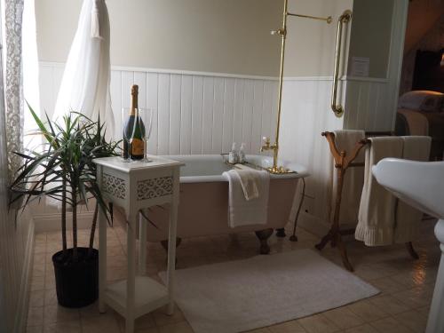 Old Consulate Inn - photo 27