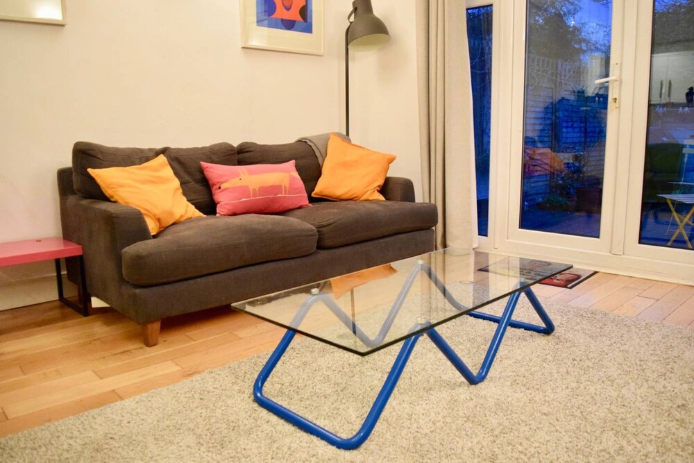 Two bedroom Flat with Private Patio in Battersea — 4-Star Luxury Hotel in London, United Kingdom