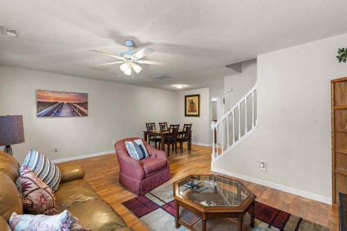 Spacious 3BR Retreat Perfect for Groups Near Downtown in Raleigh, United States