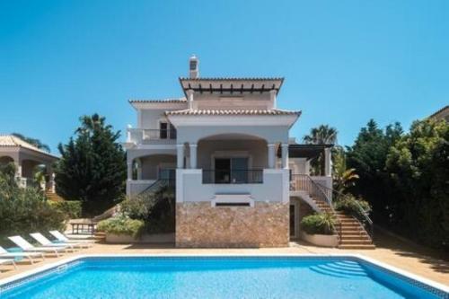 Crest 5 8 Pax Golf & Beach Swimming pool in Almancil, Portugal