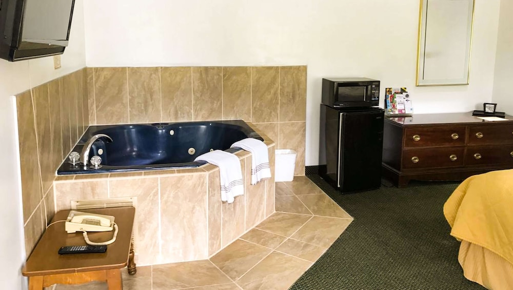Relax Inn Altoona - photo 64