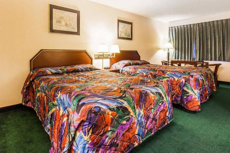 Econo Lodge Everett - photo 13