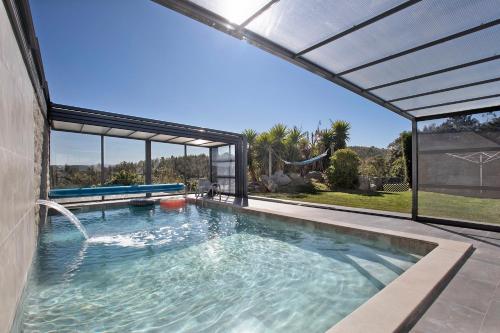 Villa Mila Piscina e Jacuzzi — 4-Star Luxury Hotel in Salir De Matos, Portugal