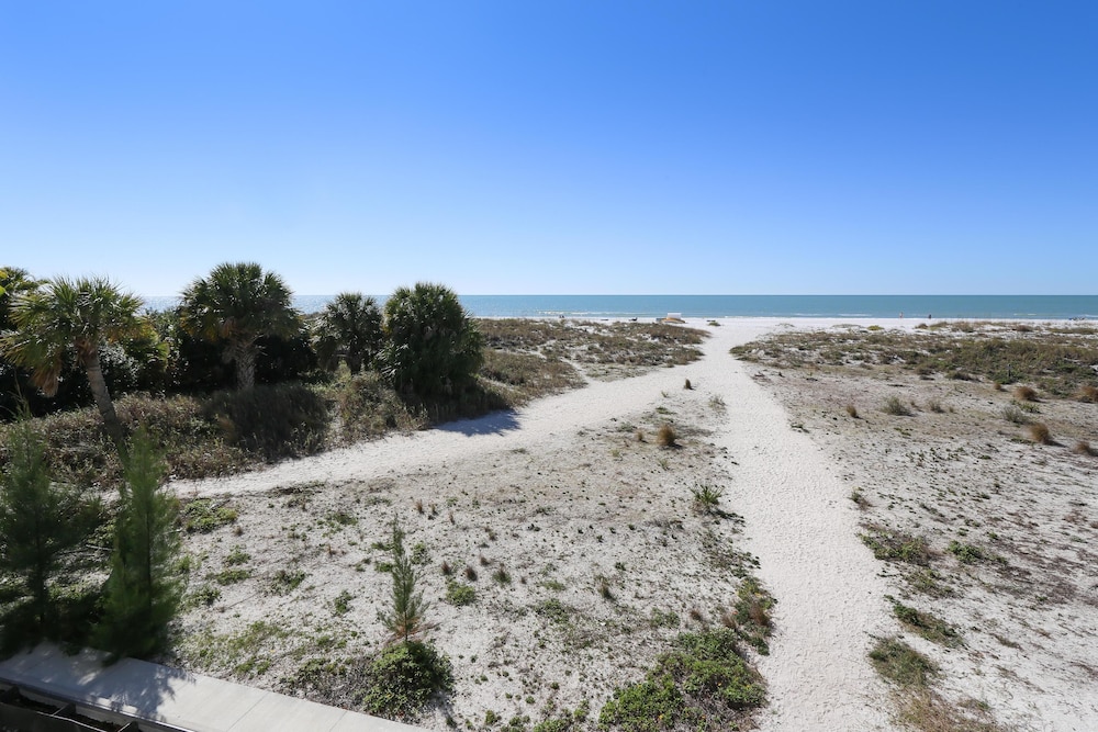 Oceana 202 West — 4-Star Luxury Hotel in Saint Pete Beach, United States