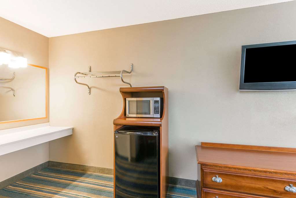 Super 8 by Wyndham Greencastle - photo 8