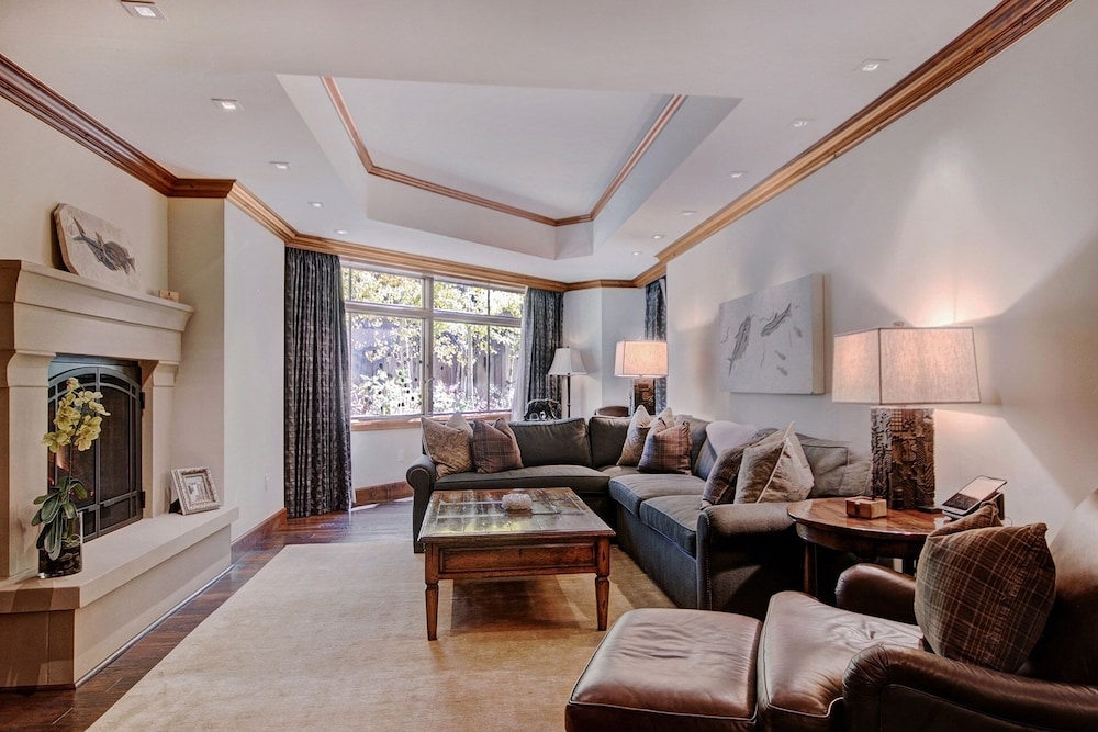 Luxe 2BR Den Ritz Carlton Residence Quiet Location by RedAwning — 5-Star Luxury Hotel in Vail, United States