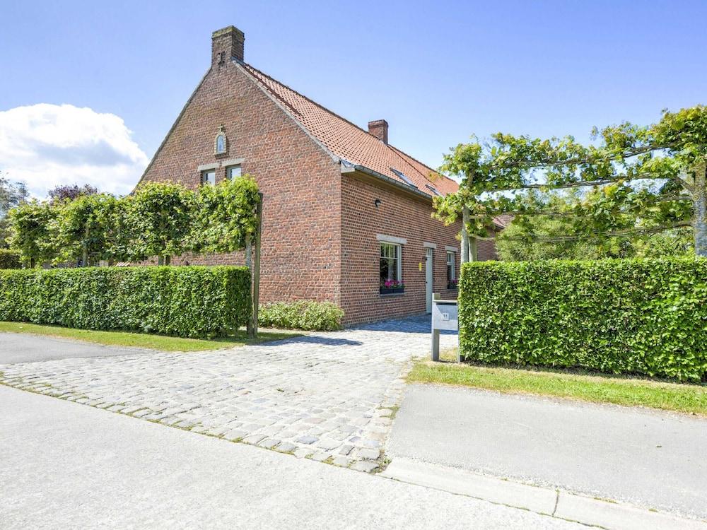 Lovely Holiday Home in Oostvleteren With Garden — 4-Star Luxury Hotel in Poperinge, Belgium