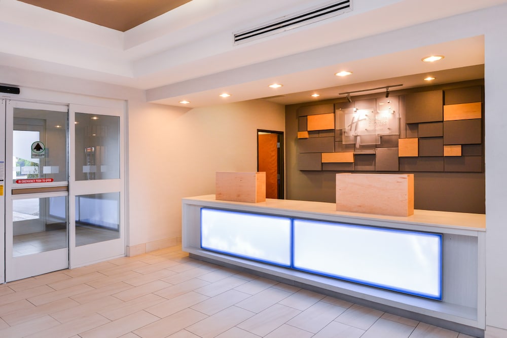 Holiday Inn Express & Suites Parkersburg Mineral Wells an IHG Hotel - photo 2