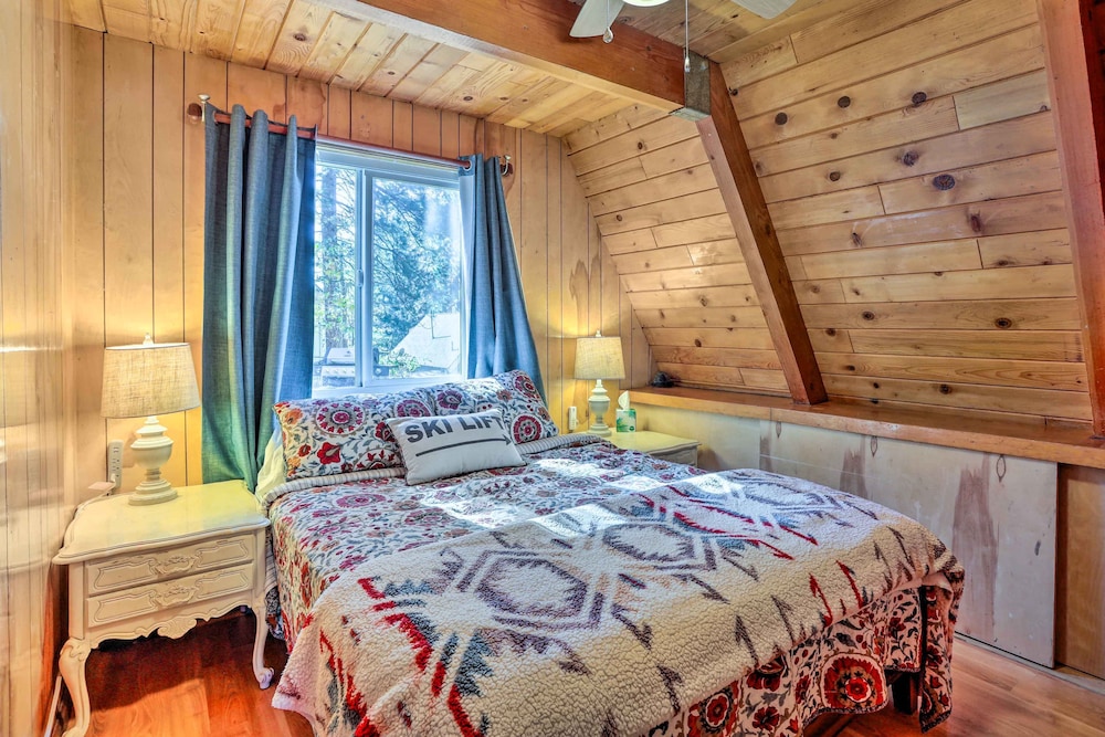 Cozy A Frame with Hot Tub Near Arrowbear Lake — hotel in Running Springs