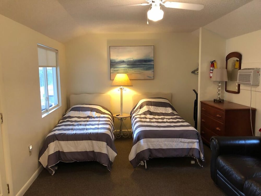 West Winds Motel & Cottages - photo 43