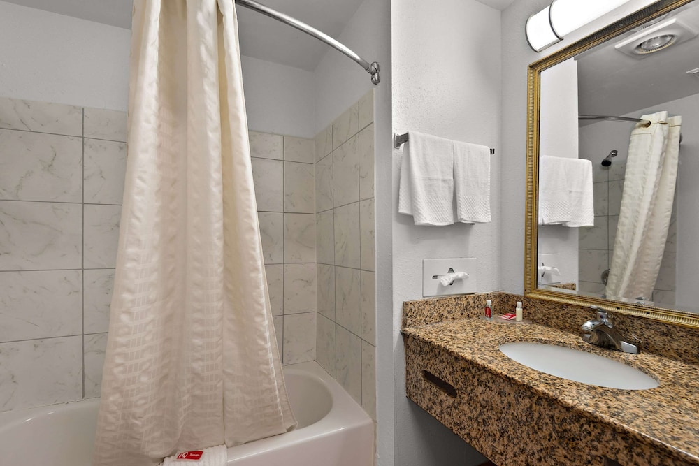 Econo Lodge Princess Anne - photo 14
