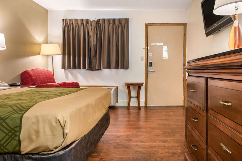 Econo Lodge Holland Toledo - photo 8