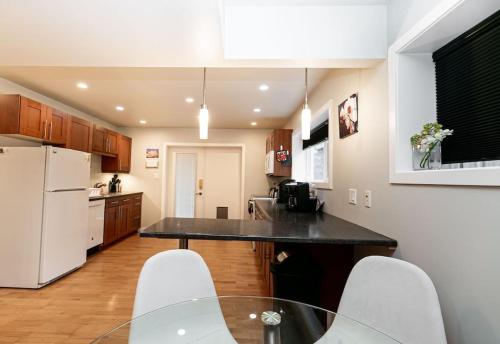 Lovely 1 Bedroom Suite Near Town — 4-Star Luxury Hotel in Victoria, Canada