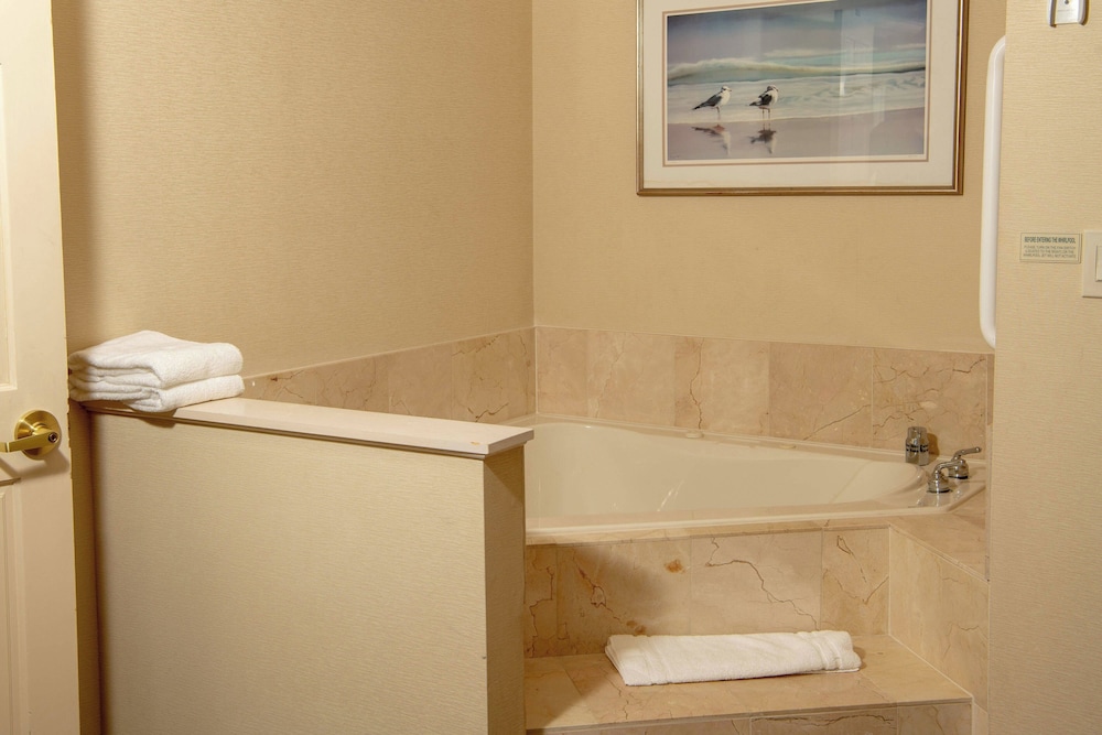 Courtyard by Marriott Erie - photo 23