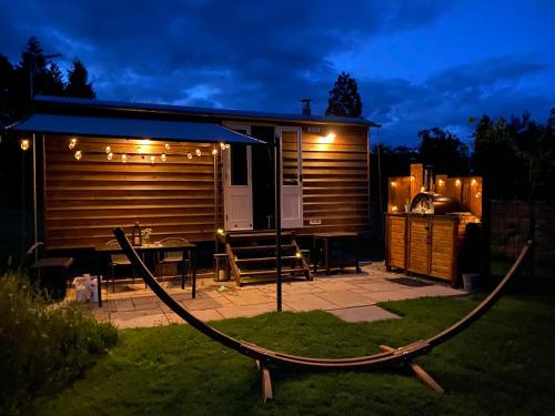 Poachers Hut at Keepers Cottage Hot Tub & Pizza Oven Trossachs — 4-Star Luxury Hotel in Stirling, United Kingdom
