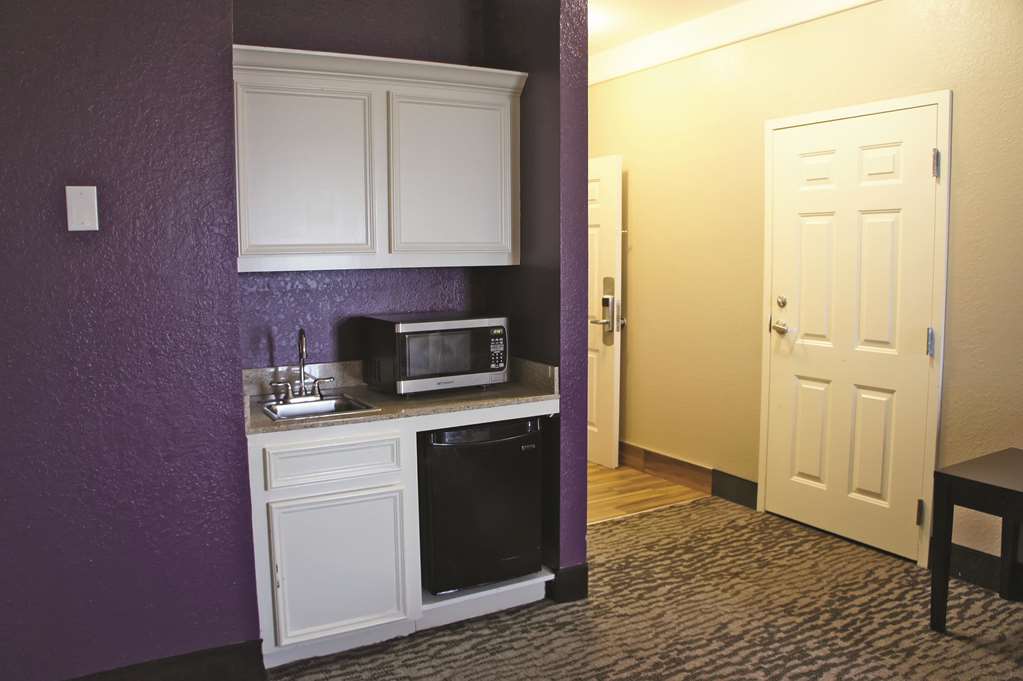 La Quinta Inn & Suites by Wyndham Pearland Houston South - photo 31