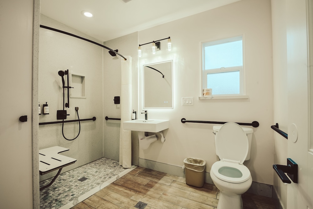 Blufftop Inn & Suites - photo 83