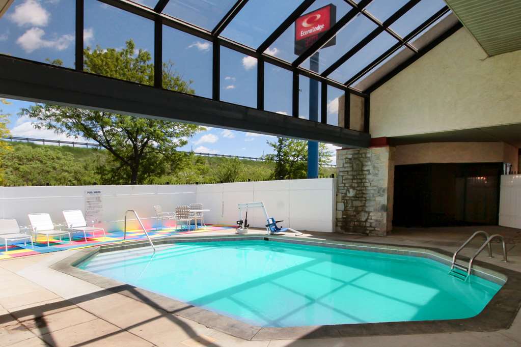 Econo Lodge Holland Toledo - photo 31