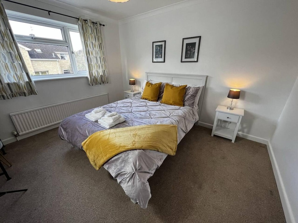 Premium Deal l Hill View Home l Last Minute Offer l Cheltenham l AJ Properties l Perfect for Short or Long Stays l 4Beds 4Bedrooms — 4-Star Luxury Hotel in Cheltenham, United Kingdom
