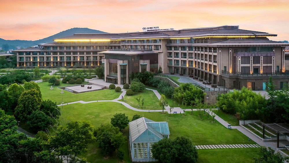 Crowne Plaza Xuzhou Dalong Lake by IHG — 4-Star Luxury Hotel in Xuzhou, People's Republic of China