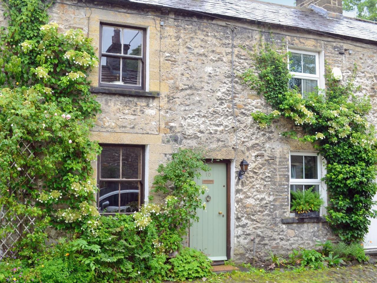 Langcliffe Lock Cottage — 4-Star Luxury Hotel in Stainforth, United Kingdom