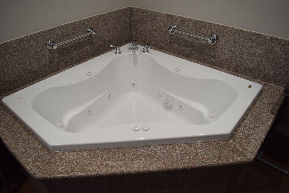 Deluxe Inn Hawthorne - photo 19