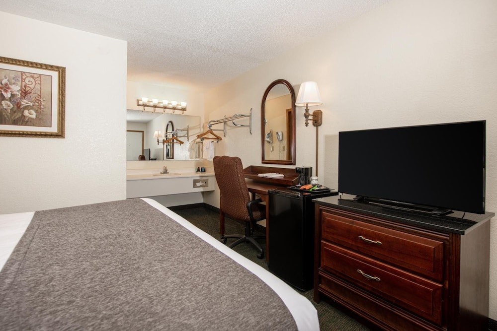 Brookwood Inn - photo 16