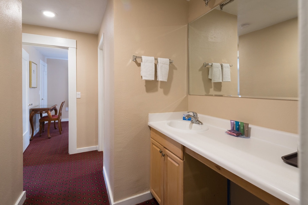 Butterfly Grove Inn - photo 34