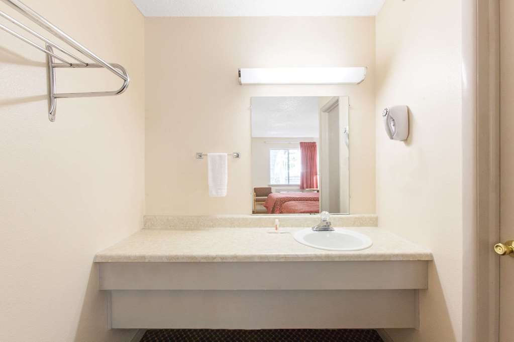 Days Inn by Wyndham Eureka Springs - photo 12