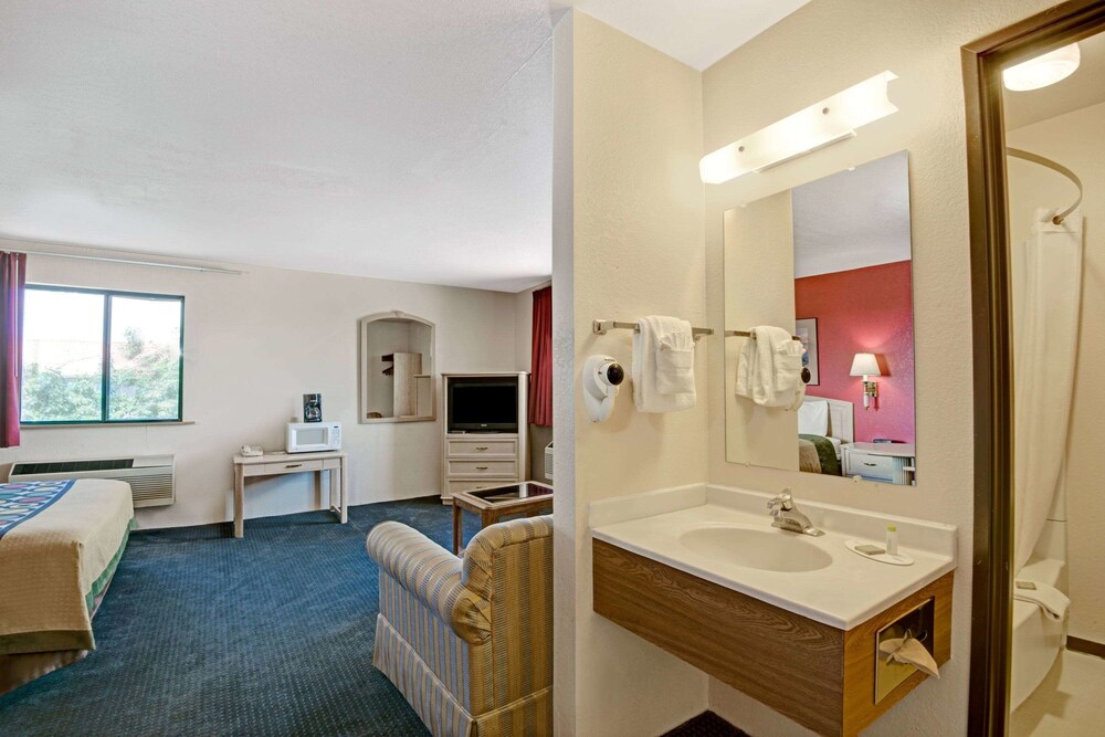 Albuquerque Hotel West - photo 7